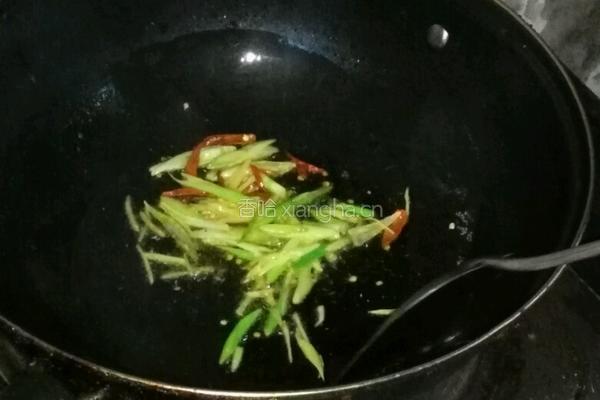 金针菇炖冻豆腐的做法图解2