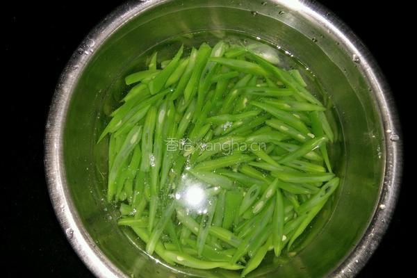 腊肠炒豆角的做法图解3