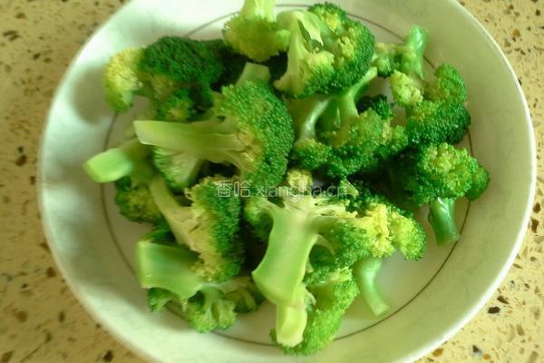 香菇炒西兰花的做法图解4