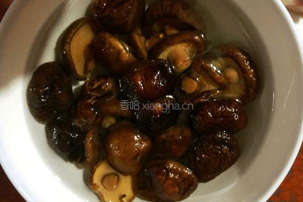 北菇蒸滑鸡的做法图解1