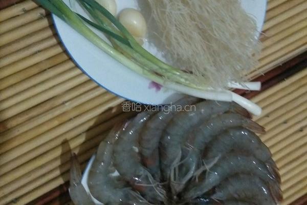 蒜蓉粉丝蒸开边虾的做法图解1