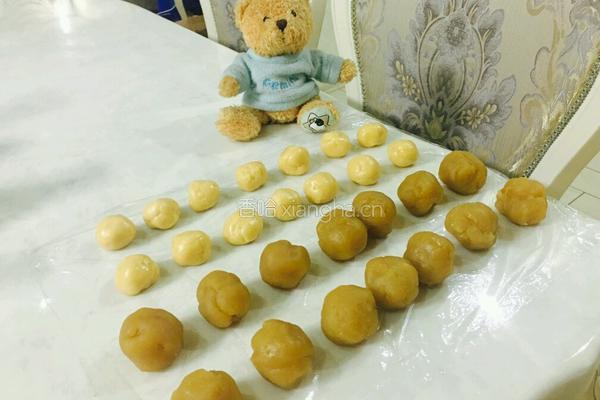 蛋黄莲蓉月饼的做法图解5