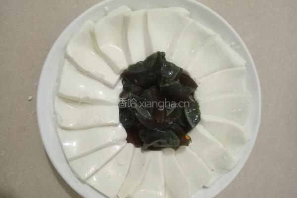 皮蛋豆腐的做法图解2