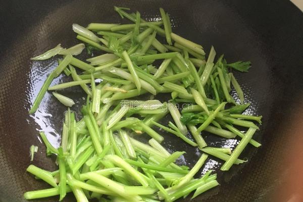 鸡肉炒芹菜的做法图解5