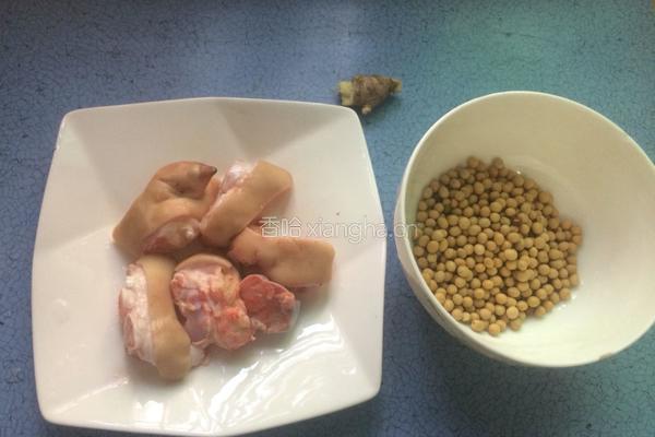 猪蹄黄豆汤的做法图解1