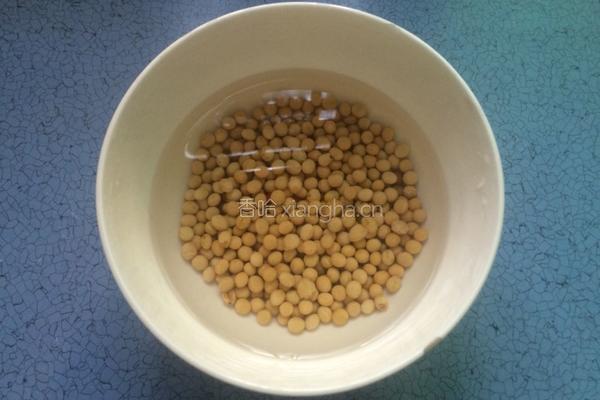 猪蹄黄豆汤的做法图解2