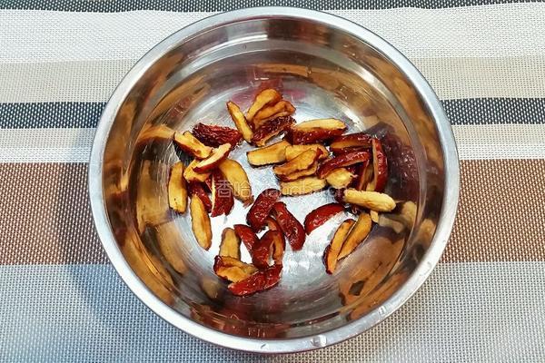 红枣蒸鸡的做法图解2