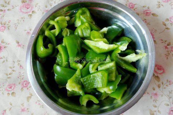 青椒炒肉的做法图解2