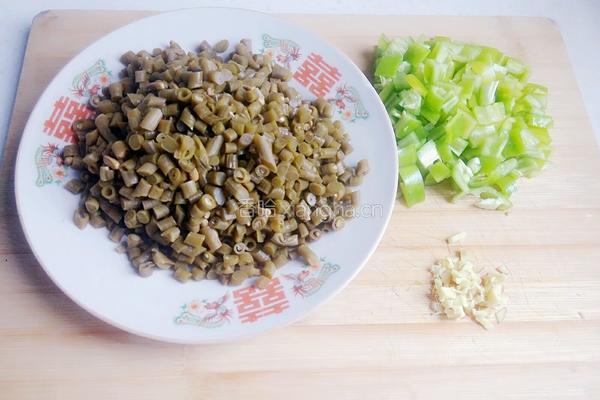 青椒炒酸豆角的做法图解2