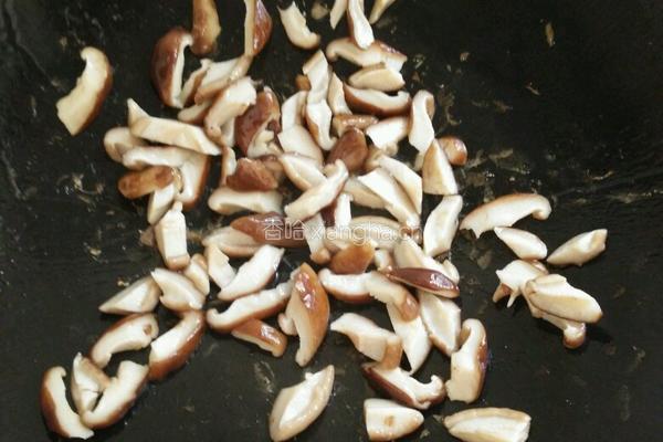 香菇腊肠土豆焖饭的做法图解3