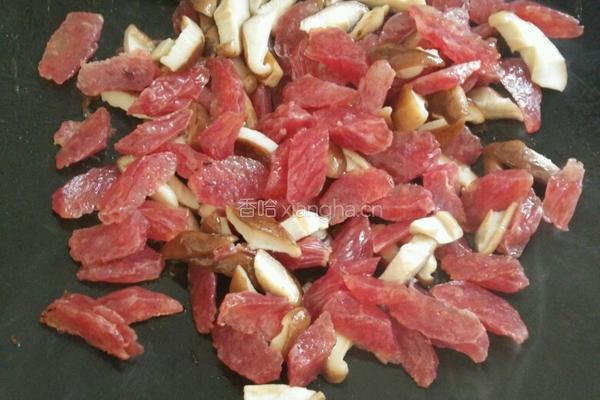 香菇腊肠土豆焖饭的做法图解4