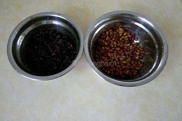 红豆黑糯米粥的做法图解2