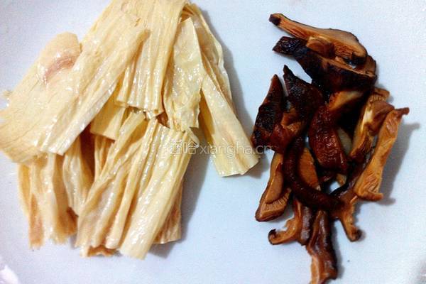 腐竹香菇汤河粉的做法图解2