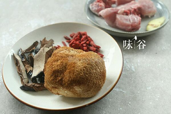 灵芝猴头菇枸杞汤的做法图解1