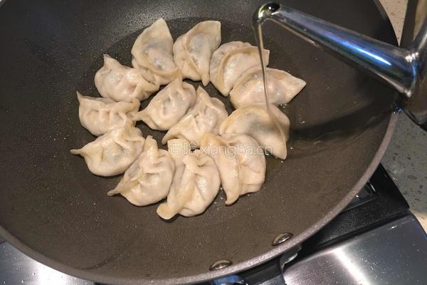 锅贴饺子的做法图解5