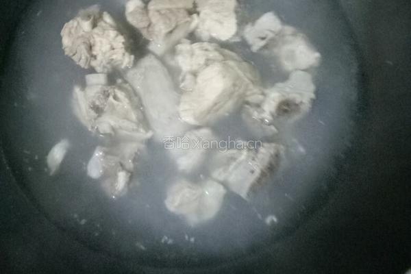 排骨炖豆腐的做法图解1