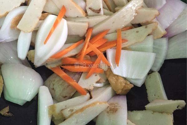 洋葱炒鱼豆腐的做法图解4