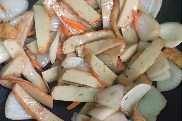 洋葱炒鱼豆腐的做法图解5