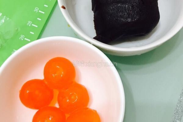 红豆蛋黄酥的做法图解1
