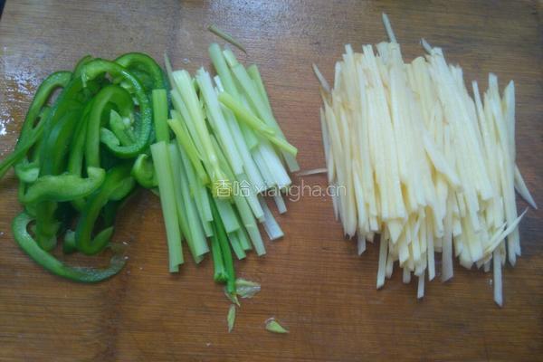 土豆炒芹菜的做法图解1