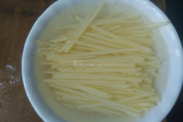 土豆炒芹菜的做法图解2
