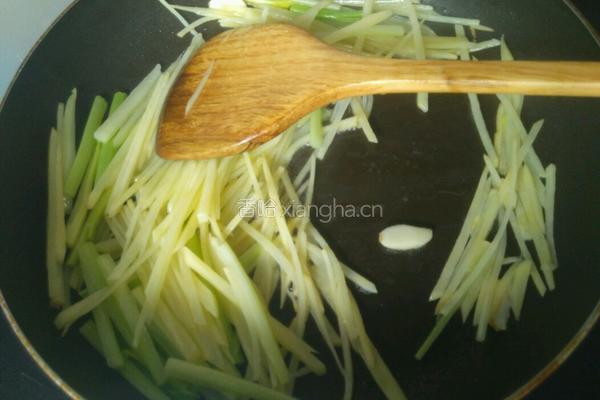 土豆炒芹菜的做法图解4