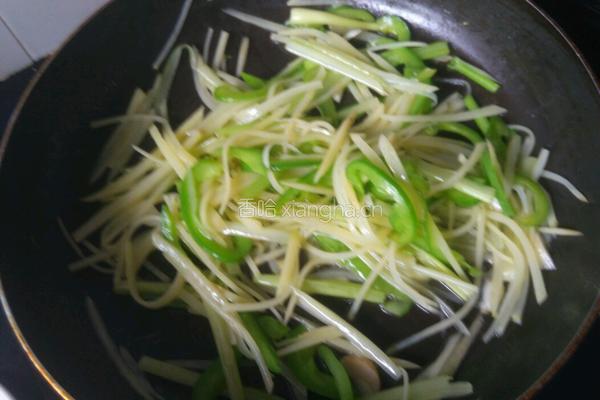 土豆炒芹菜的做法图解6