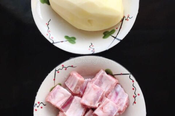 土豆炒排骨的做法图解1