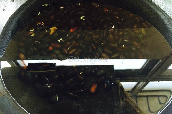 蜜汁黑豆的做法图解1