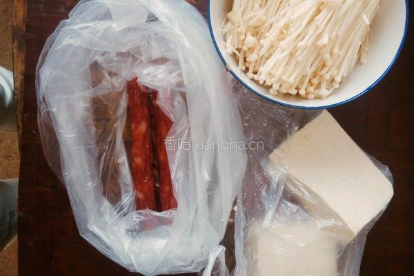 腊肠抄金针菇的做法图解1