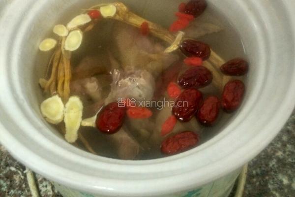 红枣枸杞鸽子汤的做法图解3