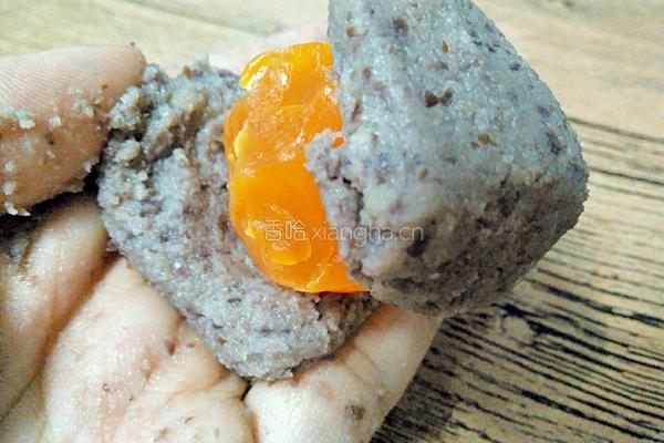 广式豆沙蛋黄月饼的做法图解12