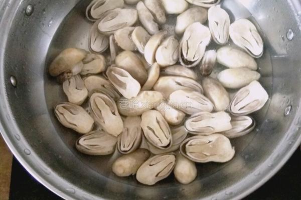 瘦肉腊肉炒草姑的做法图解3
