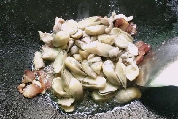 瘦肉腊肉炒草姑的做法图解8