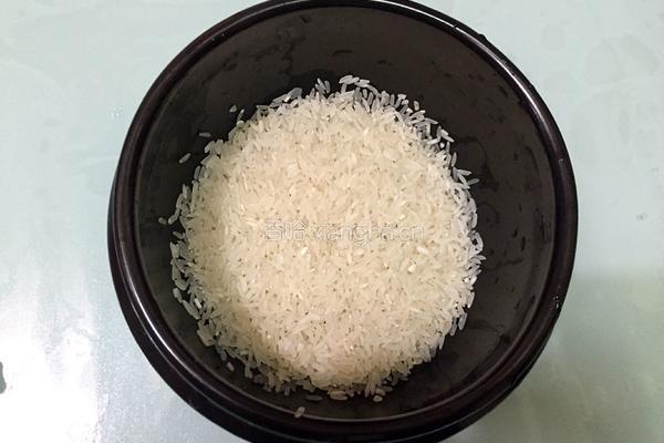 砂锅大米饭的做法图解1