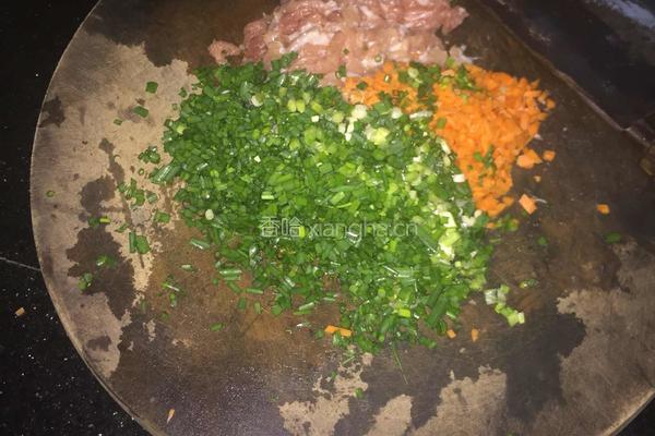 玉米红萝卜猪肉葱花饺子的做法图解2