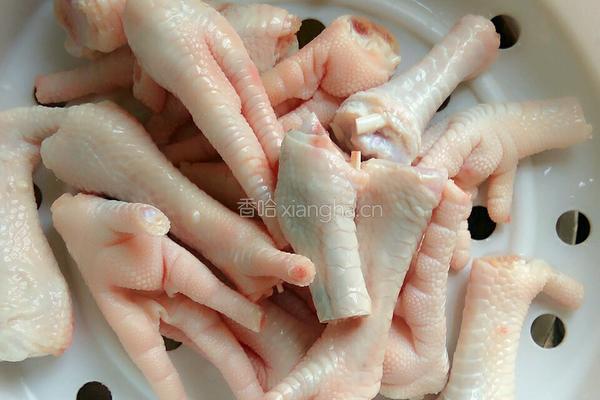 黄豆鸡脚汤的做法图解2