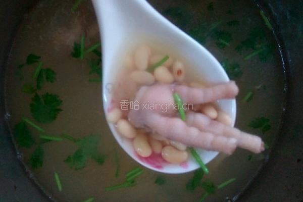 黄豆鸡脚汤的做法图解4