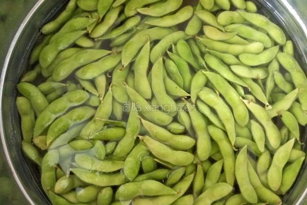 卤毛豆的做法图解1