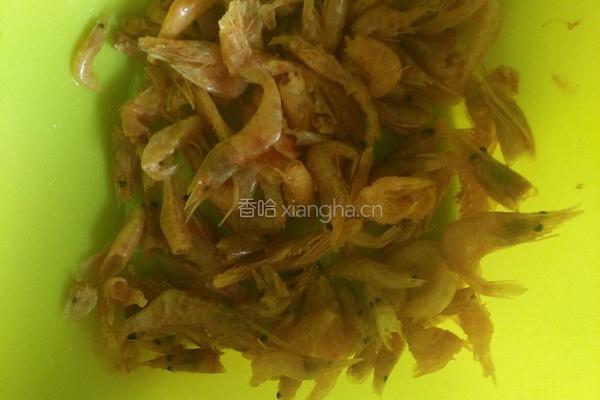 毛豆炒干虾的做法图解2