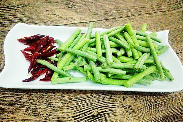 茄子炒豇豆的做法图解3
