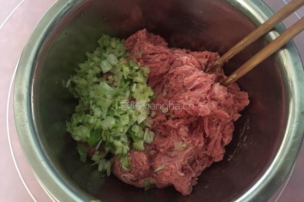 牛肉馅饺子的做法图解1