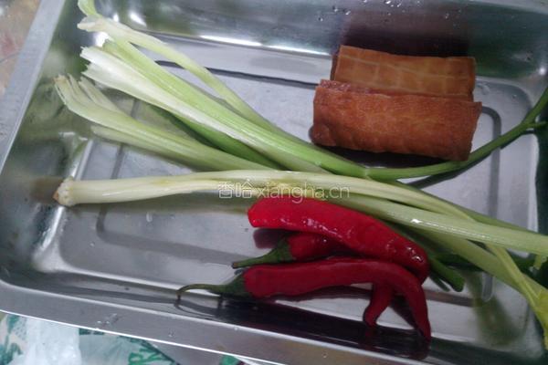 豆干炒芹菜的做法图解1