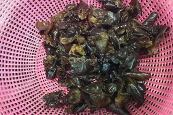 韭菜炒木耳的做法图解1