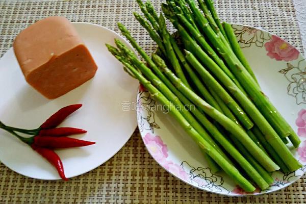 芦笋炒火腿的做法图解1