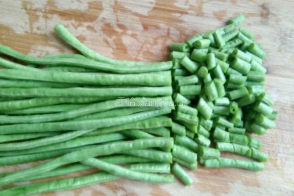 橄榄菜炒豆角的做法图解2