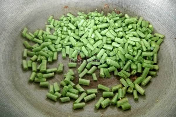 橄榄菜炒豆角的做法图解6