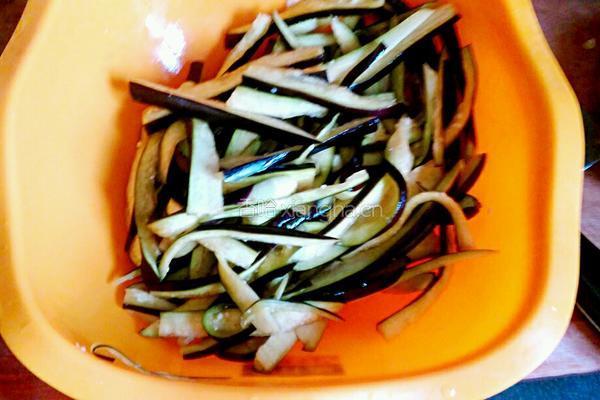 炒茄丝的做法图解3