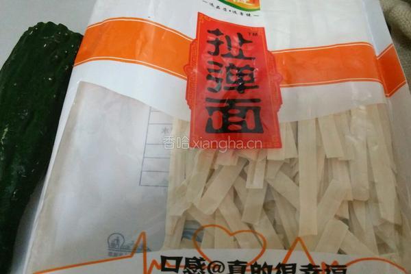 鸡丝拌面的做法图解1
