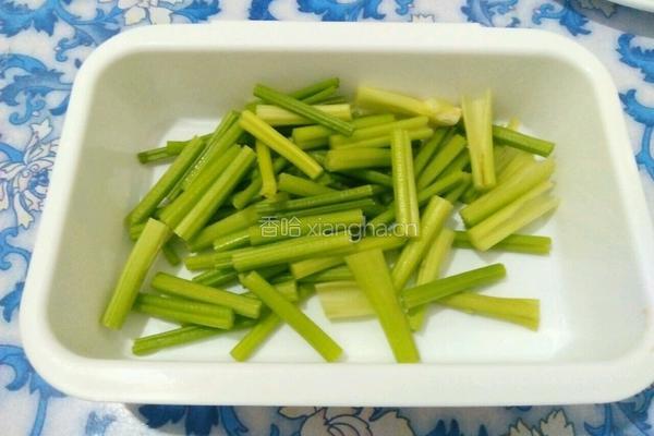 芹菜炒鸡肉的做法图解1